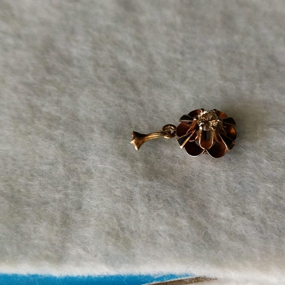 Gold flower with diamond accent and 4 Onix triangles. - Picture 4 of 5